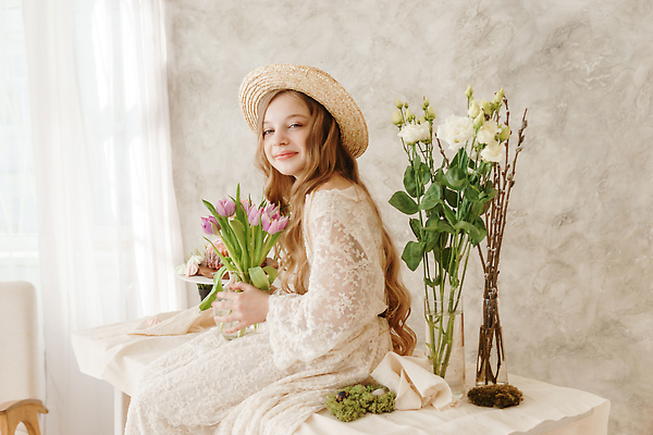 포토 JPG 해외이미지 응시 드레스 여자 꽃 기독교 어린이 부활절 한명 들기 앉기 상반신 옆모습 꽃병 흰색 커튼 우아함 밀짚 소녀한명만 해외202309 해외포토 식물 1 시선 옷 기념일 종교 뷰포인트 컬러 컨셉 모션 사람 짚 여자한명만 소녀만 파일형식