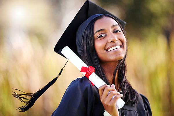 포토 JPG 해외이미지 여자 흑인 학사모 학교 졸업식 졸업생 한명 들기 상반신 성인 앞모습 졸업가운 졸업장 성인여자한명만 해외202309 해외포토 서양인 모자_잡화 1 교육 뷰포인트 졸업 모션 사람 가운 여자한명만 성인여자만 파일형식