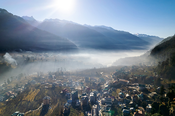 포토 JPG 해외이미지 나무 아시아 여행 자연 아침 부동산 산 안테나 사람없음 초록색 일출 계곡 일몰 새벽 안개 도시 숲 신비 언덕 타운 드론 히말라야 산맥 해외202309 해외포토 주간 자연요소 식물 나라 컬러 컨셉 통신 날씨 노을 재산 생태계 파일형식