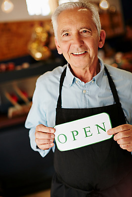 포토 JPG 해외이미지 노년 남자 비즈니스 사업가 한명 들기 상반신 앞모습 앞치마 표지판 오픈 사장 창업 개업 노인남자한명만 소상공인 해외202309 해외포토 직업 1 뷰포인트 모션 알림판 사람 성인 경제 상인 자영업 남자한명만 노인남자만 파일형식