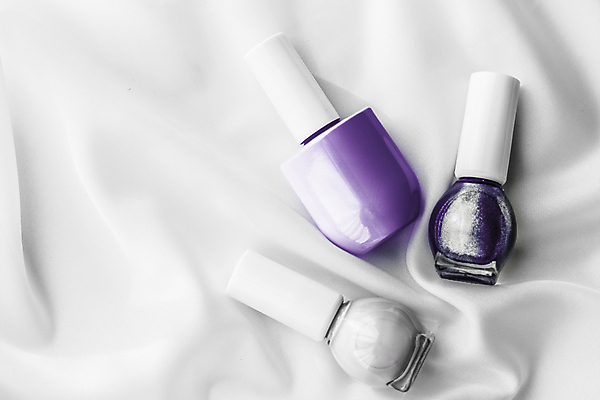 포토 JPG 해외이미지 백그라운드 사람없음 보라색 우아함 흰배경 매니큐어 구김 카피스페이스 해외포토 컬러 컨셉 모션 화장품 공백 흰색 파일형식