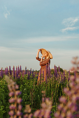 포토 JPG 해외이미지 여자 잎 꽃밭 한명 상반신 성인 야외 옆모습 뷰티 노을 눈감음 소프트포커스 허브 밀짚모자 내추럴 허브꽃 성인여자한명만 해외202309 해외포토 자연요소 식물 모자_잡화 1 꽃 뷰포인트 모션 촬영기법 사람 여자한명만 성인여자만 파일형식