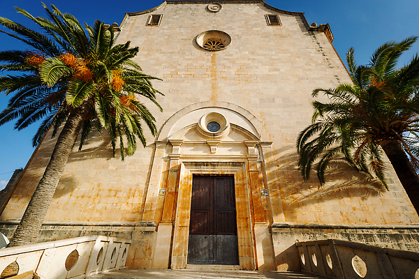 포토 JPG 해외이미지 유럽 벽 여행 건축양식 휴가 거리 사람없음 야외 건물 야자수 햇빛 교회 문 도시 스페인 재산 그늘 지중해 장면 타운 랜드마크 스페인어 옛날 해외202309 해외포토 나무 건축물 건축 나라 바다 종교건축 금융 태양 파일형식