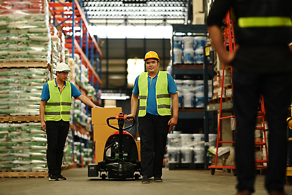 포토 JPG 해외이미지 전신 남자 허리손 노동자 선반 성인 아웃포커스 세명 상자 수레 하반신 작업장 당기기 소프트포커스 안전모 물류 물류창고 안전조끼 성인남자만 물류센터 해외202309 해외포토 직업 산업 포즈 가구 모션 촬영기법 사람 카트 헬멧 안전장비 창고 남자만 성인만 파일형식