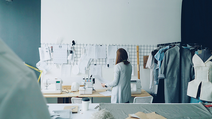 포토 JPG 해외이미지 백인 템플릿 직업 디자인 응시 옷 여자 산업 종이 벽 생각 일러스트 성공 직장 실내 매달리기 창조 한명 빛 뷰티 유행 직물 업무 미술관 디자이너 스케치 천 그림 예술가 재단 재단사 다락방 부티크 스타일 중소기업 해외202309 해외포토 서양인 1 시선 컨셉 회사 모션 미술 사람 내부 작업 파일형식