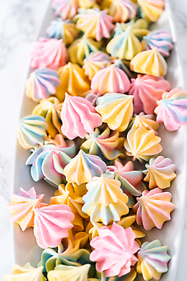 포토 JPG 해외이미지 접시 사람없음 달콤 가득함 홈베이킹 파스텔톤 해외202309 머랭쿠키 해외포토 식기 컬러 쿠키 맛 제빵 머랭 파일형식