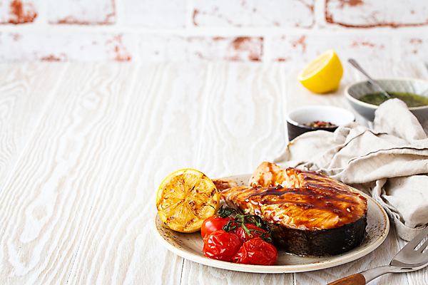 포토 JPG 해외이미지 접시 음식 포크 토마토 스테이크 사람없음 레몬 연어 연어스테이크 해외202309 해외포토 식기 채소 과일 서양음식 어류 파일형식