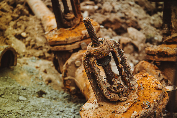 포토 JPG 해외이미지 산업 표면 추상 기술 사람없음 물 금속 원형 거친 수리 닫기 떨어짐 보호 철 서비스 부식 복고 진흙 시스템 난방 튜브 놋쇠 실린더 옛날 철강 해일 해외202309 해외포토 자연요소 도형 컨셉 무늬 모션 재질 자연재해 파일형식