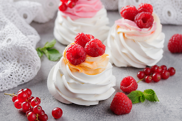 포토 JPG 해외이미지 접시 열매 음식 과일 딸기 디저트 사람없음 컵 케이크 초콜릿 대접 신선 차 달콤 맛 아침식사 컵케이크 굽기 크림 타르트 페스츄리 맛있는 해외202309 해외포토 식물 식기 음료 빵 컨셉 식사 구이 파이_빵 파일형식