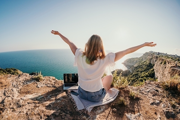 포토 JPG 해외이미지 직업 라이프스타일 여자 행복 커피 바다 여행 인터넷 비즈니스 통신 휴가 휴식 직장 관리 한명 사람 성인 해변 야외 물 여름 노트북 컴퓨터 뷰티 여행객 공책 자유 타이핑 키보드 업무 작업 네트워크 바쁨 멀리 온라인 프리랜서 해외202309 해외포토 자연요소 1 계절 감정 음료 컨셉 회사 문구용품 생활 전자제품 파일형식