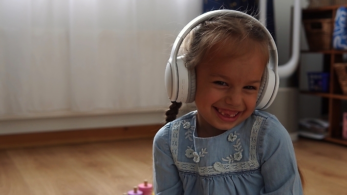 포토 JPG 해외이미지 동물 백인 손 교육 행복 감정 얼굴 어린이 음악 백그라운드 돈 인터넷 통신 가족 놀이 주택 한명 사람 컴퓨터 유행 주방 헤드폰 놀람 듣기 게임 침대 춤 아기 치아 플레이어 해외202309 해외포토 서양인 1 음향기기 가구 관계 모션 문화예술 표정 건물 신체부위 전자제품 소화기관 재산 파일형식