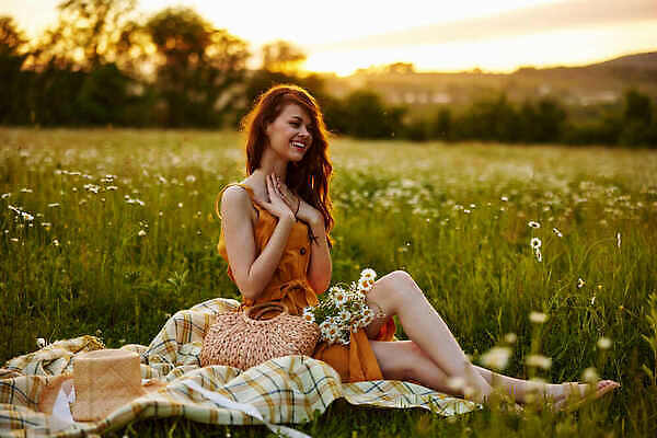 포토 JPG 해외이미지 전신 여자 꽃밭 따뜻함 한명 앉기 성인 야외 햇빛 일몰 핸드백 밀짚모자 체크무늬 개망초 성인여자한명만 해외202309 해외포토 모자_잡화 1 꽃 무늬 가방 모션 사람 태양 노을 여자한명만 성인여자만 파일형식