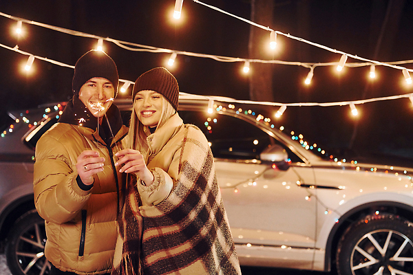 포토 JPG 해외이미지 커플 여자 남자 행복 여행 겨울 전구 자동차 폭죽 상반신 성인 야외 두명 옆모습 야간 담요 패딩 성인만 차박 해외포토 자연요소 계절 감정 육상교통 뷰포인트 관계 사람 점퍼 캠핑 파일형식