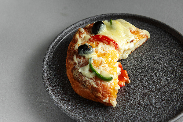 포토 JPG 해외이미지 전통 음식 빵 조각 백그라운드 토마토 채소 탁자 양파 치즈 주택 피자 패스트푸드 파슬리 건강 요리 사람없음 목재 노란색 주방 계란 이탈리아 튀김 껍질 흰색 신선 뜨거움 맛 아침식사 굽기 햄 반죽 바질 루꼴라 모짜렐라치즈 페스츄리 핸드메이드 맛있는 해외202309 해외포토 나무 유럽 컬러 가구 컨셉 재료 유제품 서양음식 육류 건물 알 식사 인스턴트 구이 파일형식