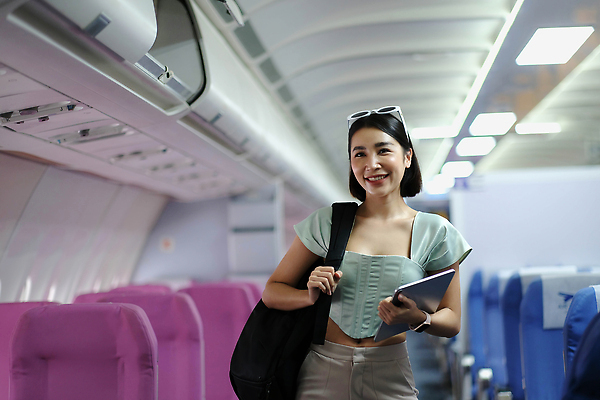 포토 JPG 해외이미지 여자 의자 가방 비행기 한명 서기 동양인 상반신 성인 앞모습 태블릿 선글라스 승객 기내 성인여자한명만 해외202309 해외포토 1 잡화 안경 뷰포인트 가구 항공교통 모션 대중교통 사람 인종 전자제품 스마트기기 공공장소 여자한명만 성인여자만 파일형식