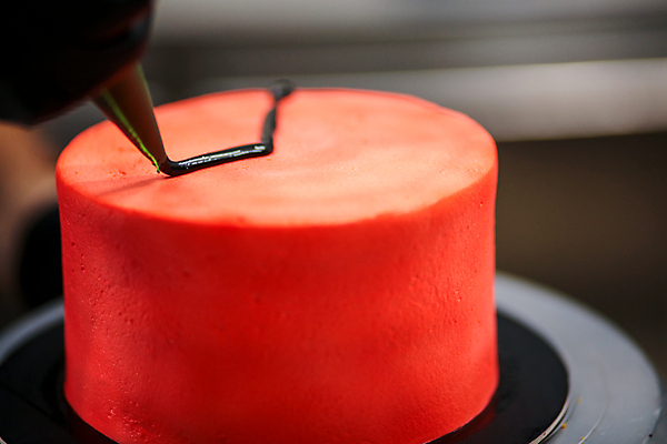 포토 JPG 해외이미지 직업 음식 패턴 가방 디저트 요리 이벤트 사람없음 장식 빨간색 빛 과자 케이크 주방 요식업 초콜릿 얼음 요리사 어둠 이탈리아 젖음 축하 사발 달콤 떨어짐 컵케이크 크림 만들기 토핑 시럽 광택 레시피 찬성 프랑스어 반투명 음식준비 페스츄리 해로움 해외202309 해외포토 자연요소 문자 잡화 유럽 산업 빵 컬러 컨셉 무늬 모션 사기그릇 맛 준비 파일형식