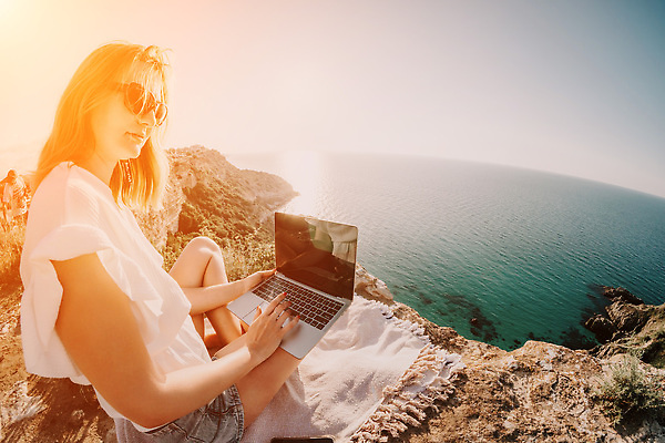 포토 JPG 해외이미지 직업 라이프스타일 여자 행복 커피 바다 여행 인터넷 비즈니스 통신 휴가 휴식 직장 관리 한명 사람 성인 해변 야외 물 노트북 컴퓨터 뷰티 여행객 공책 자유 타이핑 키보드 업무 작업 네트워크 바쁨 멀리 온라인 프리랜서 해외202309 해외포토 자연요소 1 감정 음료 컨셉 회사 문구용품 생활 전자제품 파일형식