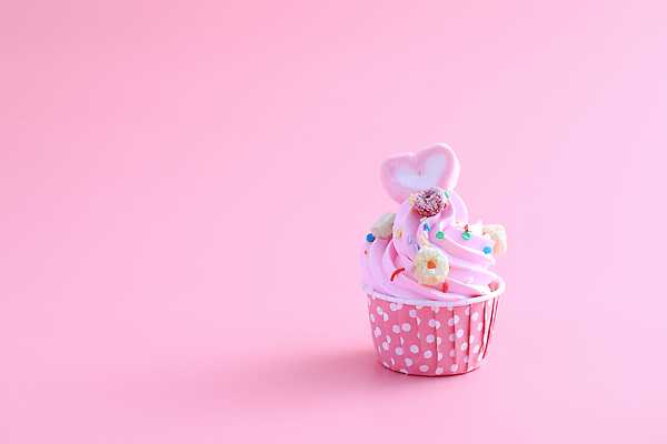 포토 JPG 해외이미지 사람없음 장식 한개 하트 달콤 컵케이크 시리얼 생크림 마시멜로우 스프링클 카피스페이스 분홍색배경 해외202309 해외포토 모양 1 음식 분홍색 백그라운드 디저트 케이크 공백 맛 크림 파일형식