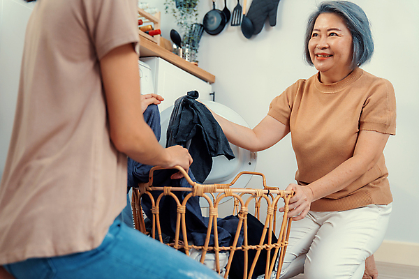 포토 JPG 해외이미지 여자 노년 할머니 들기 상반신 성인 두명 옆모습 바구니 주방 도움 빨래 무릎꿇기 나무바닥 세탁기 여자만 해외202309 해외포토 뷰포인트 컨셉 가사 모션 바닥 사람 가전제품 파일형식