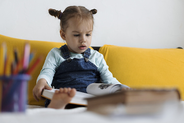포토 JPG 해외이미지 라이프스타일 행복 얼굴 어린이 포즈 인터넷 장난 가족 베개 놀이 아침 주택 실내 사랑 내부 두명 책 컴퓨터 파티 점프 기쁨 방 춤 아기 해외202309 해외포토 주간 감정 관계 침구 모션 문화예술 사람 이벤트 건물 생활 신체부위 전자제품 파일형식