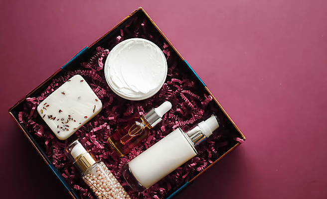 포토 JPG 해외이미지 선물 사람없음 세트 상자 보라색 화려 병 크림 피부관리 비누 패키지 스킨로션 해외202309 해외포토 식기 컬러 컨셉 위생용품 뷰티 화장품 파일형식