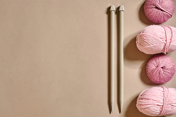 포토 JPG 해외이미지 분홍색 사람없음 뜨개질 털실 실타래 실뭉치 대바늘 카피스페이스 해외202309 해외포토 컬러 취미 공백 실 파일형식