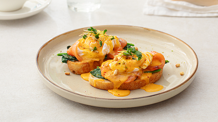 포토 JPG 해외이미지 접시 음식 빵 탁자 아침 요리 사람없음 가로 노란색 계란 식사 아침식사 만취 브런치 연어 점심식사 삶기 맛있는 해외202309 해외포토 주간 식기 컬러 가구 어류 알 술취함 파일형식