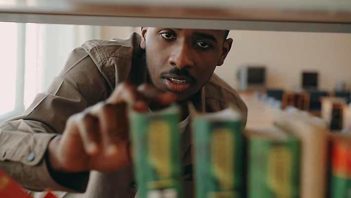 포토 JPG 해외이미지 학생 응시 교육 남자 행복 흑인 학교 책장 선반 실내 한명 서기 책 학습 독서 정보 잡기 선택 도서관 집중 검색 교과서 준비 대학교 긍정 문학 발견 지능 해외202309 해외포토 서양인 1 시선 감정 가구 컨셉 모션 교재 사람 내부 파일형식