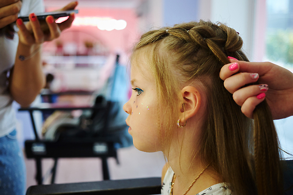 포토 JPG 해외이미지 백인 모델 라이프스타일 드레스 행복 얼굴 어린이 분홍색 크리스마스 휴가 창조 한명 사람 빛 컬러풀 뷰티 파티 유행 축제 화장품 기쁨 축하 생일 미용사 입술 만들기 스타일 해외202309 해외포토 서양인 직업 1 옷 기념일 감정 컬러 컨셉 모션 이벤트 생활 신체부위 파일형식