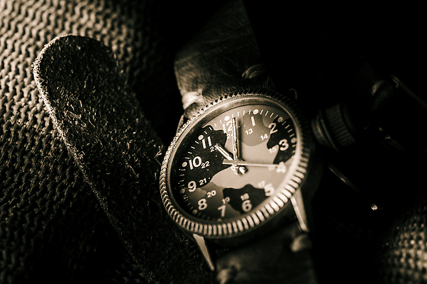 포토 JPG 해외이미지 남자 시계 이동 컨셉 밭 팔찌 날씨 추상 사람없음 숫자 장비 수확 골동품 시간 악단 클래식 고급 가죽 손목 손목시계 복고 군용 육군 변장 야광 총알 방수 분 스트랩 옛날 자동 정물화 스타일 해외202309 해외포토 문자 무기 음악 무늬 농업 장신구 군대 사람 신체부위 빛 그림 파일형식