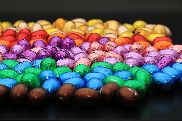 포토 JPG 해외이미지 음식 포장 사람없음 컬러풀 초콜릿 부활절계란 해외202309 해외포토 컬러 디저트 부활절 계란 파일형식