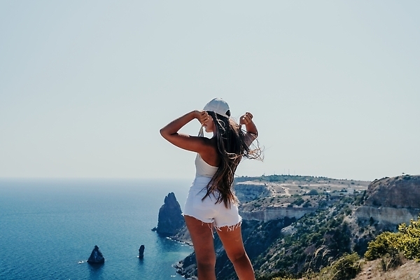 포토 JPG 해외이미지 라이프스타일 여자 행복 바다 여행 자연 하늘 휴가 산 한명 사람 성인 야외 물 파란색 뷰티 여행객 계곡 트래킹 하이킹 추위 자유 정상 셀프카메라 나눔 수평선 해외202309 해외포토 자연요소 1 감정 컬러 컨셉 레저 생활 사진촬영 생태계 파일형식