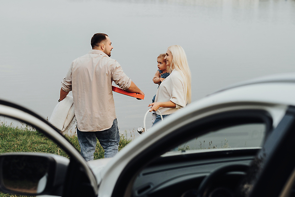 포토 JPG 해외이미지 백인 딸 행복 호수 어린이 여행 가족 관계 자동차 자연 결혼식 엄마 남편 휴가 함께함 사랑 사람 야외 세명 강 부모 소풍 아내 아빠 주말 걸음마 해외202309 해외포토 서양인 감정 육상교통 결혼 컨셉 모션 야외활동 생태계 파일형식