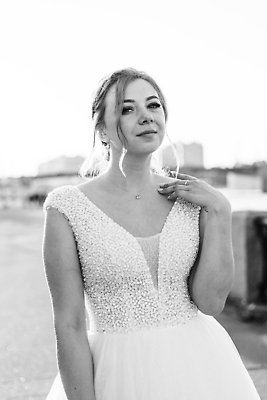 포토 JPG 해외이미지 모델 라이프스타일 커플 드레스 여자 행복 얼굴 포즈 결혼 자연 바람 건강 한명 사람 성인 야외 태양 뷰티 유행 일몰 낭만 흰색 화려 우아함 피부 입술 베일 스타일 해외202309 해외포토 자연요소 1 옷 감정 컬러 컨셉 관계 날씨 이벤트 생활 신체부위 노을 생태계 파일형식