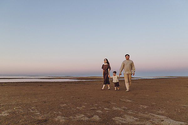 포토 JPG 해외이미지 백인 커플 응시 옷 아들 어린이 컬러 여행 포즈 가족 엄마 휴가 휴식 함께함 사랑 웃음 사람 소년 성인 야외 가로 세명 물 우주 흰색 시골 아내 그룹 아빠 저녁 해외202309 해외포토 자연요소 서양인 시선 남자 감정 컨셉 관계 표정 야간 파일형식