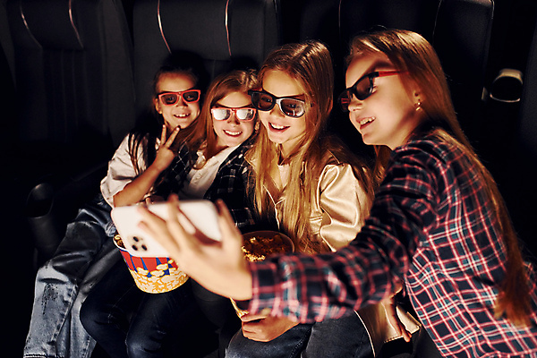 포토 JPG 해외이미지 여자 어린이 의자 들기 앉기 여러명 상반신 옆모습 스마트폰 셀프카메라 영화관 영화 브이 팝콘 3D안경 문화생활 영화감상 소녀만 해외202309 해외포토 라이프스타일 안경 뷰포인트 가구 다수 모션 문화예술 사람 손짓 핸드폰 스마트기기 사진촬영 감상 극장 여자만 어린이만 파일형식