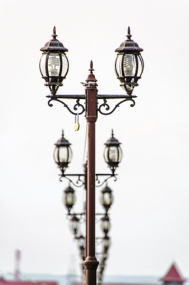 포토 JPG 해외이미지 전통 가로등 전구 건축양식 유리 아침 조명 거리 사람없음 장식 빛 검은색 새벽 장비 수확 골동품 등불 램프 기둥 도시 화려 역사 클래식 야간 철 흰배경 복고 봉 타운 고립 구식 빅토리아 옛날 줄서기 스타일 해외202309 해외포토 주간 자연요소 공공시설 건축 컬러 백그라운드 컨셉 농업 모션 재질 흰색 파일형식