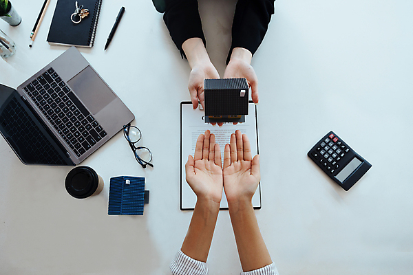 포토 JPG 해외이미지 손 비즈니스 부동산 들기 신체부위 노트북 하이앵글 거래 계산기 중개인 획득 해외202309 해외포토 직업 뷰포인트 모션 문구용품 사람 전자제품 장비 재산 파일형식