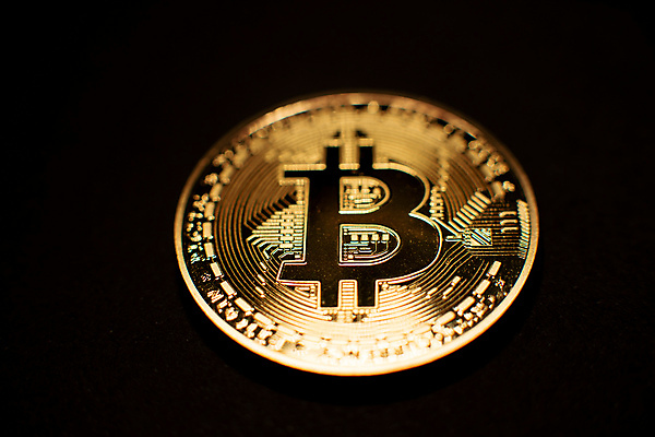 포토 JPG 해외이미지 디자인 컨셉 돈 인터넷 비즈니스 성공 미래 새로움 사람없음 그래픽 금융 경제 컴퓨터 글로벌 디지털 동전 웹 어둠 성장 네트워크 시장 황금 암호 발굴 심볼 사인 무역 투자 상업 전자 이익 토막 가상 해외202309 해외포토 산업 전자제품 재산 파일형식