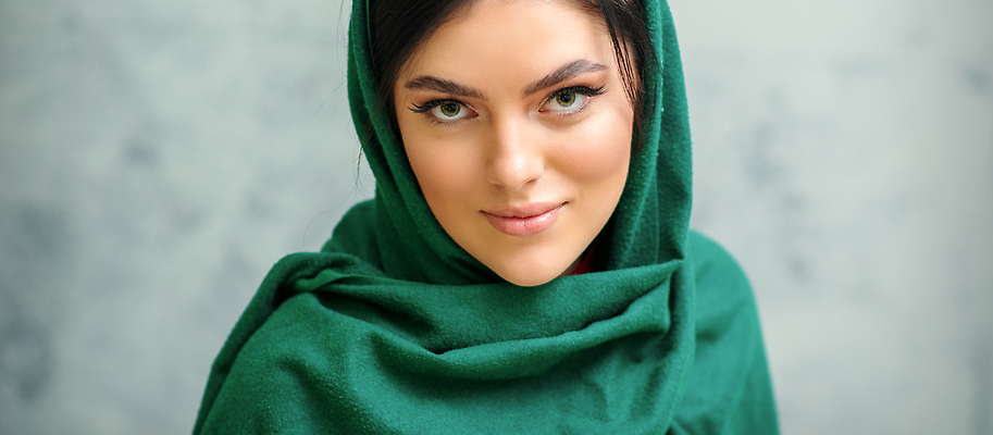 포토 JPG 해외이미지 모델 헤어스타일 응시 드레스 여자 감정 얼굴 성공 한명 서기 사람 초록색 뷰티 유행 목도리 화장품 회색 흰색 신선 화려 우아함 이슬람교 내추럴 고립 돌봄 완벽 스타일 해외202309 해외포토 1 시선 잡화 옷 종교 컬러 컨셉 모션 신체부위 파일형식