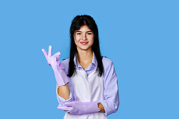 포토 JPG 해외이미지 여자 한명 상반신 성인 앞모습 앞치마 청소 준비 브이 고무장갑 성인여자한명만 해외202309 해외포토 1 뷰포인트 장갑 사람 손짓 고무 여자한명만 성인여자만 파일형식