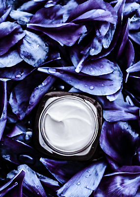 포토 JPG 해외이미지 꽃잎 사람없음 고급 수분 피부관리 파란배경 스킨케어 기초화장품 수분크림 해외202309 해외포토 꽃 백그라운드 컨셉 파란색 뷰티 화장품 파일형식