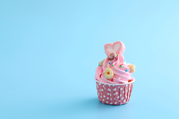 포토 JPG 해외이미지 사람없음 장식 한개 하트 달콤 컵케이크 시리얼 생크림 파란배경 마시멜로우 스프링클 해외202309 해외포토 모양 1 음식 백그라운드 디저트 파란색 케이크 맛 크림 파일형식