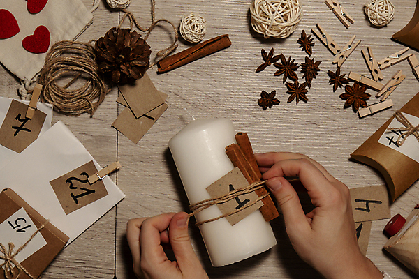 포토 JPG 해외이미지 손 초 공 집게 선물 신체부위 장식 숫자 하트 준비 노끈 DIY 꾸미기 베이지색 시나몬스틱 핸드메이드 나무배경 팔각회향 해외포토 모양 문자 줄 컬러 백그라운드 사람 취미 향신료 시나몬 파일형식