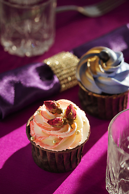 포토 JPG 해외이미지 음식 분홍색 디저트 사탕 사람없음 장식 컵 빨간색 파티 케이크 초콜릿 보라색 얼음 카페 생일 달콤 설탕 컵케이크 굽기 크림 머핀 페스츄리 맛있는 해외202309 해외포토 자연요소 식기 기념일 빵 컬러 이벤트 상점 맛 구이 파일형식