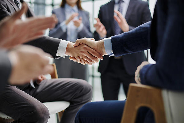 포토 JPG 해외이미지 백인 직업 손 교육 남자 회사 비즈니스 사업가 성공 회의 미래 악수 아이디어 실내 협상 사람 정장 사람없음 두명 사무실 우정 거래 인사 홀 그룹 복도 종업원 동료 직원 계약 리더 면접 약속 떨림 경영 고용 콜라보레이션 해외202309 해외포토 서양인 옷 컨셉 관계 모션 손짓 내부 신체부위 친구 공간 구직 예절 채용 파일형식