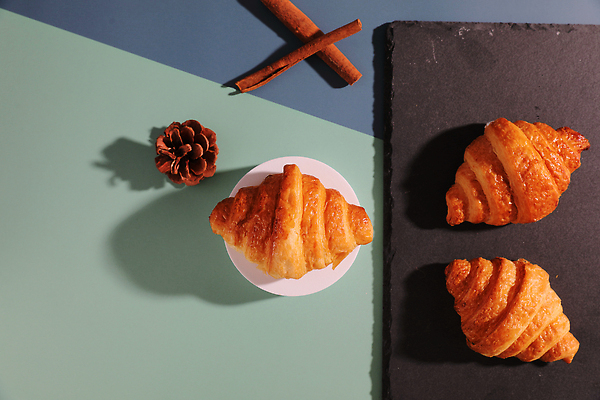 포토 JPG 해외이미지 접시 빵 디저트 사람없음 크루아상 솔방울 시나몬스틱 해외202309 해외포토 식기 음식 시나몬 파일형식