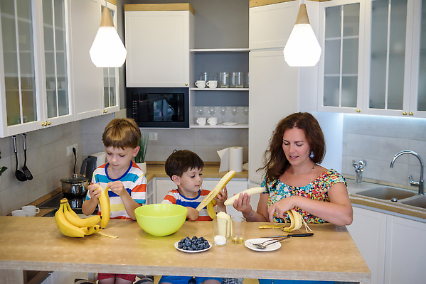 포토 JPG 해외이미지 백인 행복 아들 어린이 음식 백그라운드 크리스마스 가족 엄마 주택 함께함 사랑 요리 사람 소년 세명 뷰티 쿠키 케이크 주방 앞치마 빵집 아기 도움 달콤 굽기 준비 반죽 밀가루 남동생 도우미 페스츄리 해외202309 해외포토 서양인 기념일 남자 감정 빵 컨셉 관계 디저트 건물 상점 맛 가루 구이 동생 파일형식