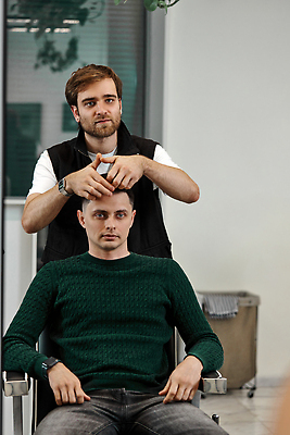 포토 JPG 해외이미지 헤어스타일 응시 남자 시계 의자 창문 앉기 상반신 성인 두명 앞모습 장비 미용사 이발 머리손질 이발소 성인남자만 해외202309 해외포토 직업 시선 뷰포인트 가구 모션 사람 뷰티 뷰티샵 남자만 성인만 파일형식