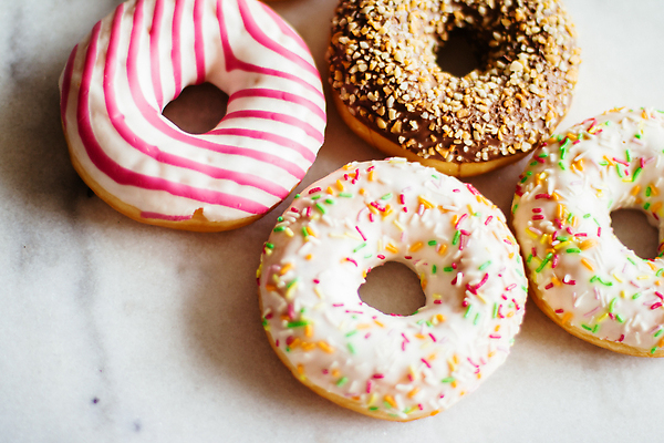 포토 JPG 해외이미지 사람없음 장식 줄무늬 도넛 달콤 초코맛 스프링클 해외202309 해외포토 무늬 디저트 초콜릿 맛 파일형식